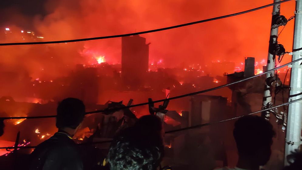 কড়াইল বস্তিতে ভয়াবহ আগুন, নিয়ন্ত্রণে ফায়ার সার্ভিসের ১৬ ইউনিট